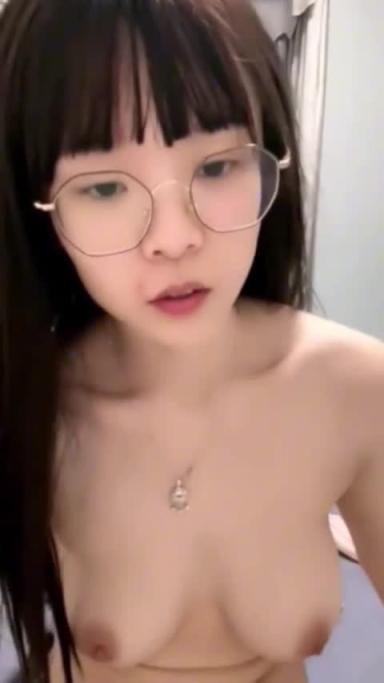 反差骚学生妹﹣大奶眼镜妹子主动狗男友深喉 预览截图 4