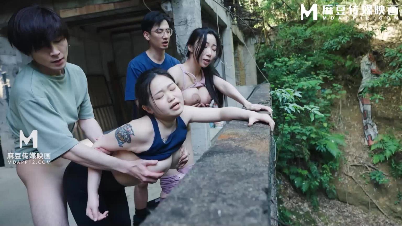 父亲节的淫乱4P登顶 野外中出母女丼 MD-0353 预览截图 7