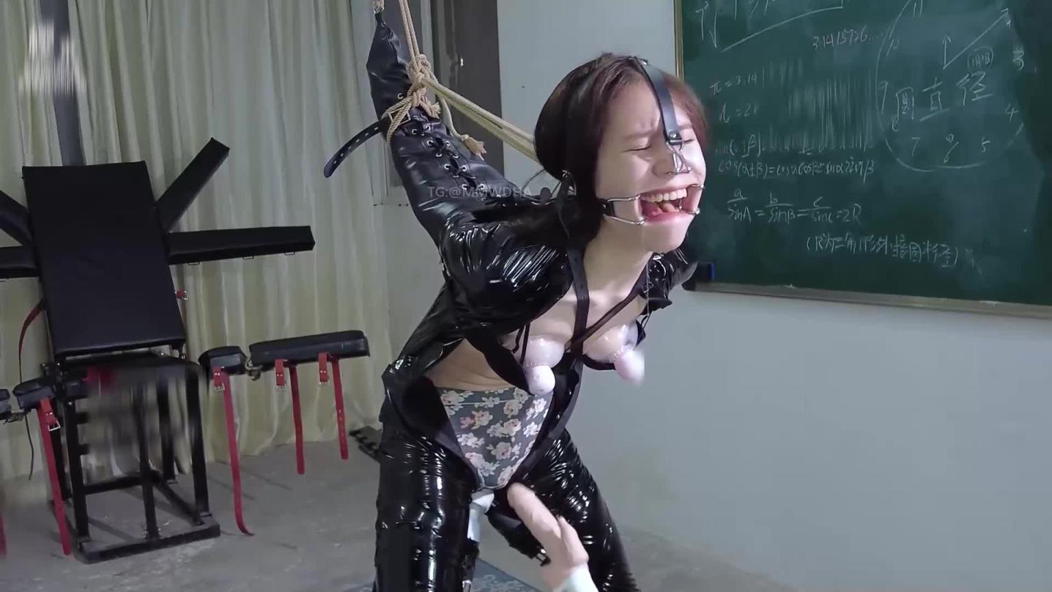 小姐姐爽到漏尿的捆棒重口PLAY!炮机配上按摩棒整个高潮难耐 预览截图 10