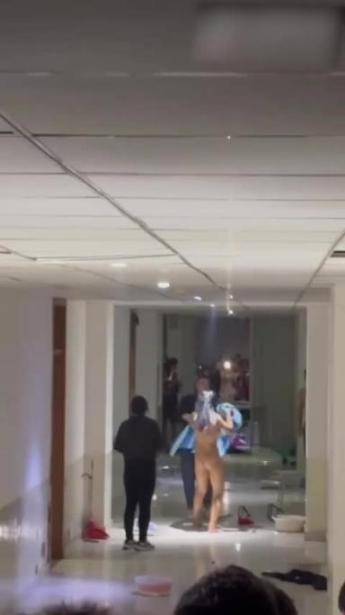 吃瓜爆料，女生分手受刺激裸体跑男生宿舍打砸 预览截图 12