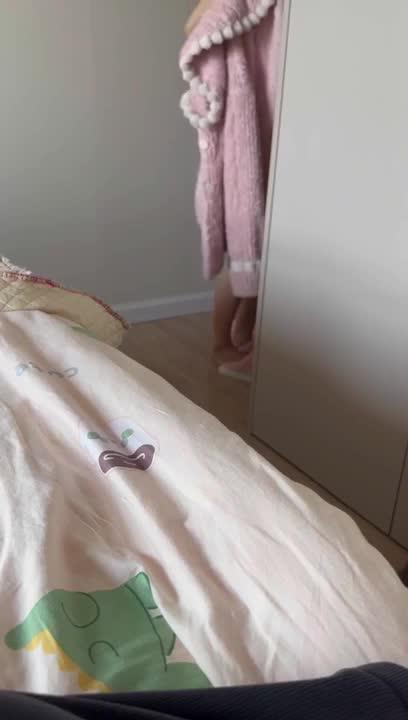 骚妈忍不住来找我,穿着情趣内⾐,操到骚妈叫爸爸 预览截图 1