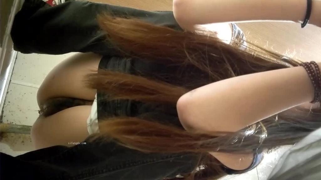酒吧女厕前景高清偷拍小姐尿尿侧蹲黑袜气质美女逼毛性感 预览截图 7