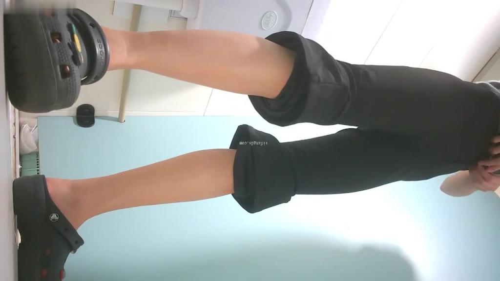 新流出 #高校女厕 高清全景偷拍学妹尿尿踩屎鞋靓妹 预览截图 3