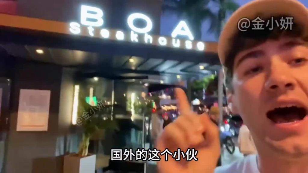 搞笑国外奇葩整蛊,如果有100个狗仔拍摄一个人,你会去看吗 预览截图 1
