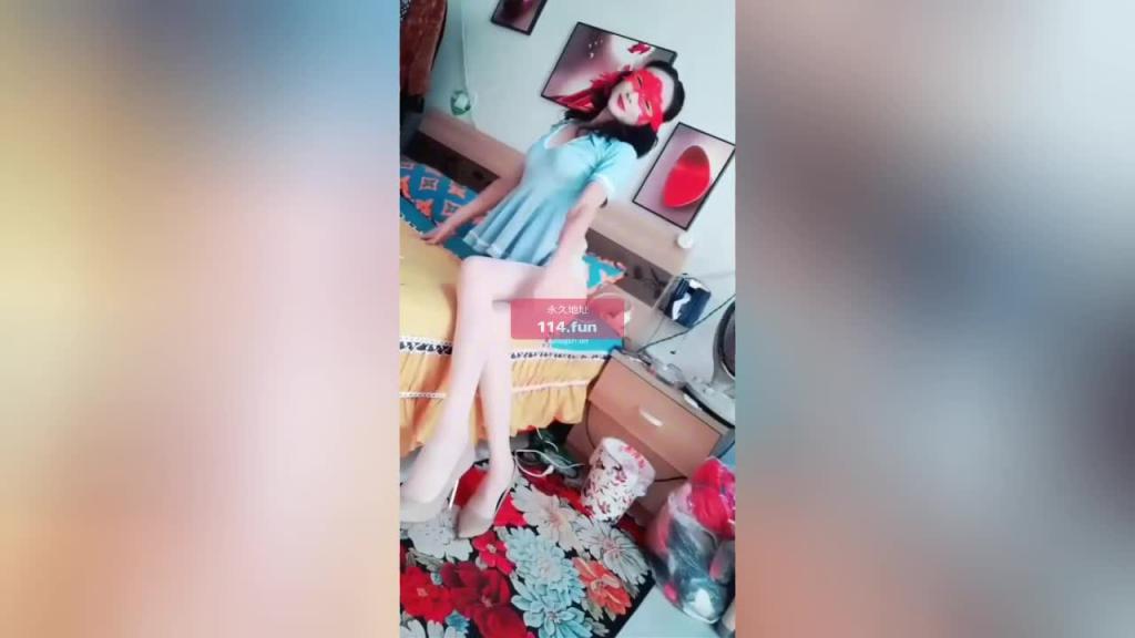 【母子乱伦】极品淫荡气质熟女跟干儿子乱伦操逼丝袜翘臀 口交吃鸡 后入内射骚逼 淫语对白“儿子射骚逼里面” 预览截图 5