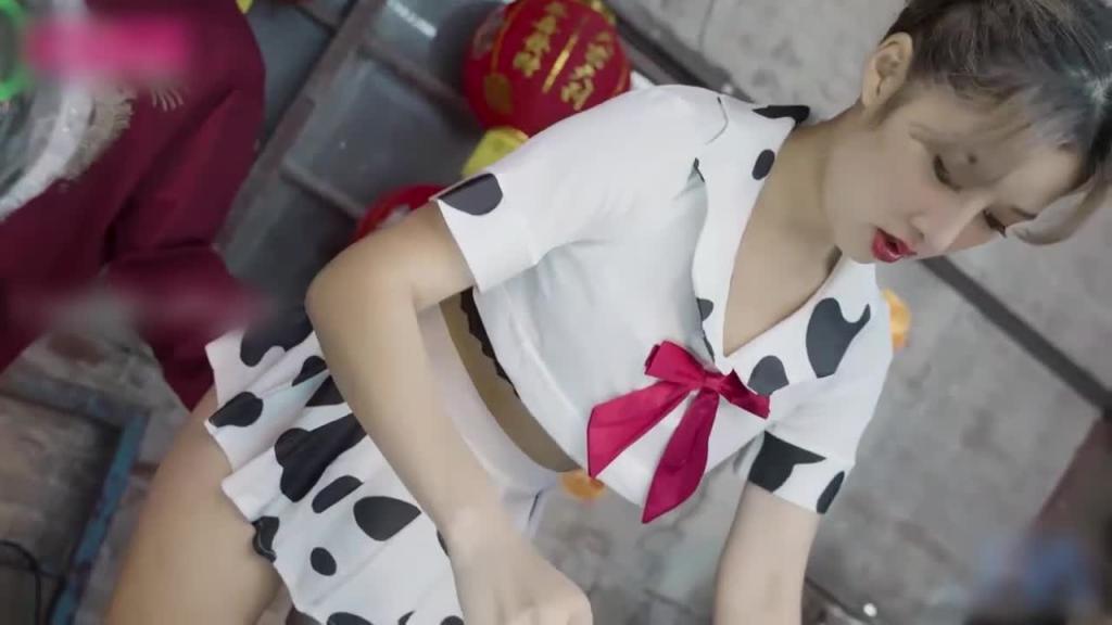 皇家华人 李娜娜 性爱夜市之催情叫卖巨乳妹 预览截图 1