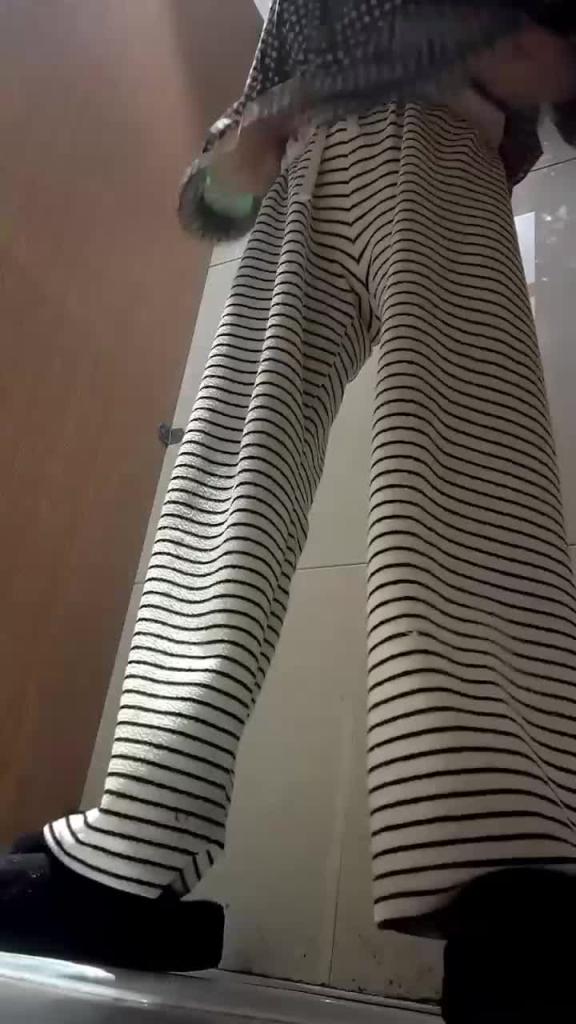 【五月最新流出精品厕拍】酒吧女厕前景高清偷拍，多位高颜值女神小便逼脸同框，喝多扣喉表情难受呕吐！ 预览截图 3