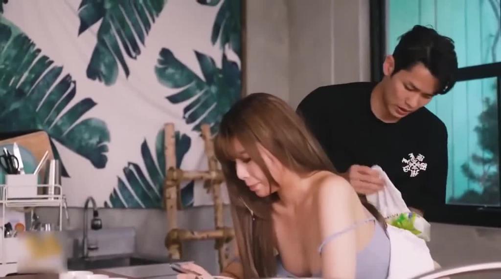 家庭晚宴上的乱伦,饥渴难耐的兄妹二人,当着全家人的面偷做爱! 预览截图 11