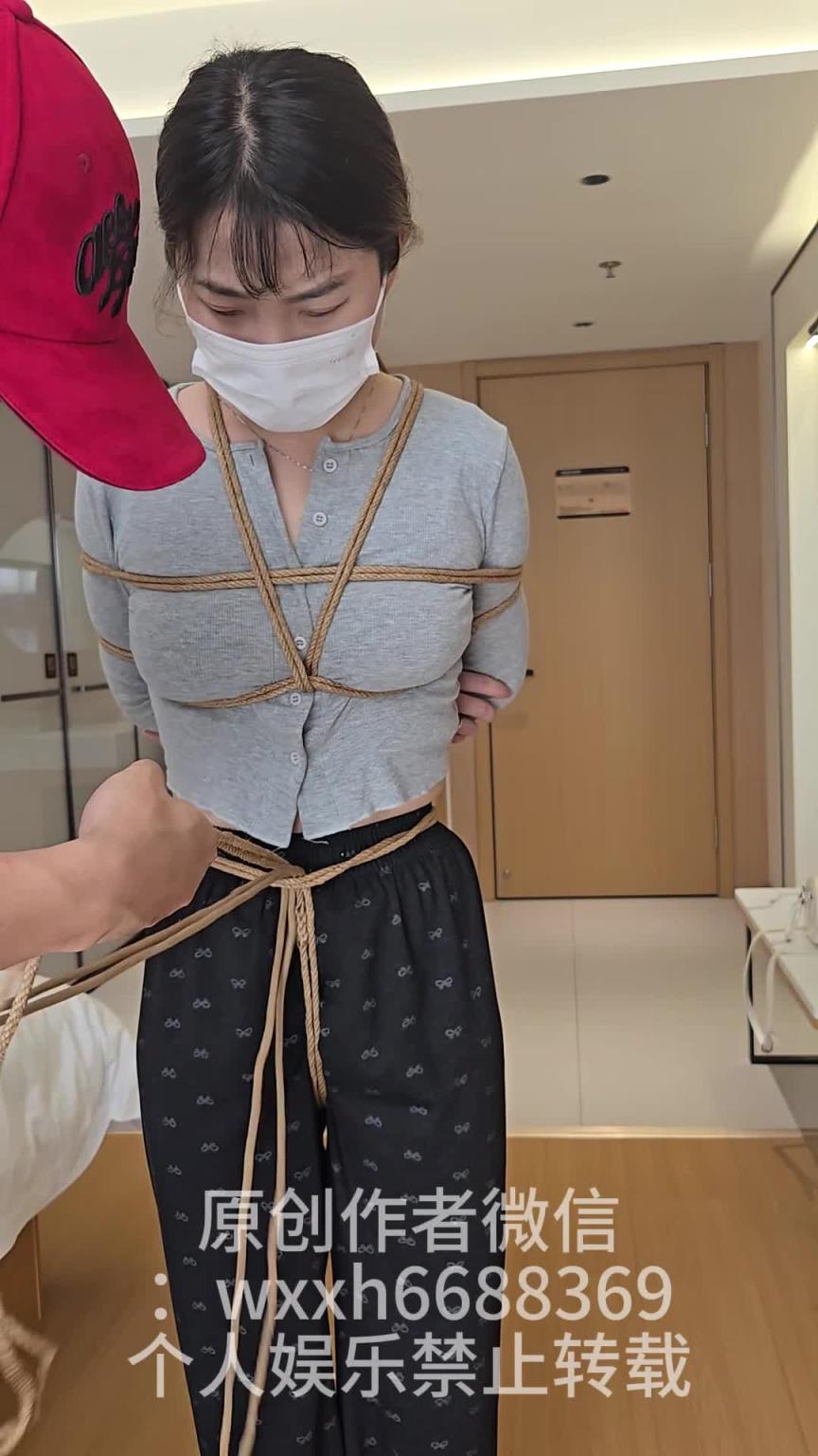 【小黑原创】马具充气口塞,深喉堵嘴,真实干呕,充气充的很大,最后受不了哭了,激烈挣扎痛哭,挑逗躲闪,不让碰! 预览截图 2