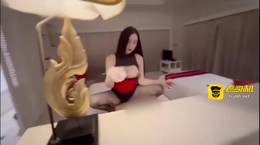 【完美露脸的反差婊红唇母狗】淫荡人妻趁老公外出 来酒店偷情被操的奶子都摇摇晃晃！ 预览截图 8