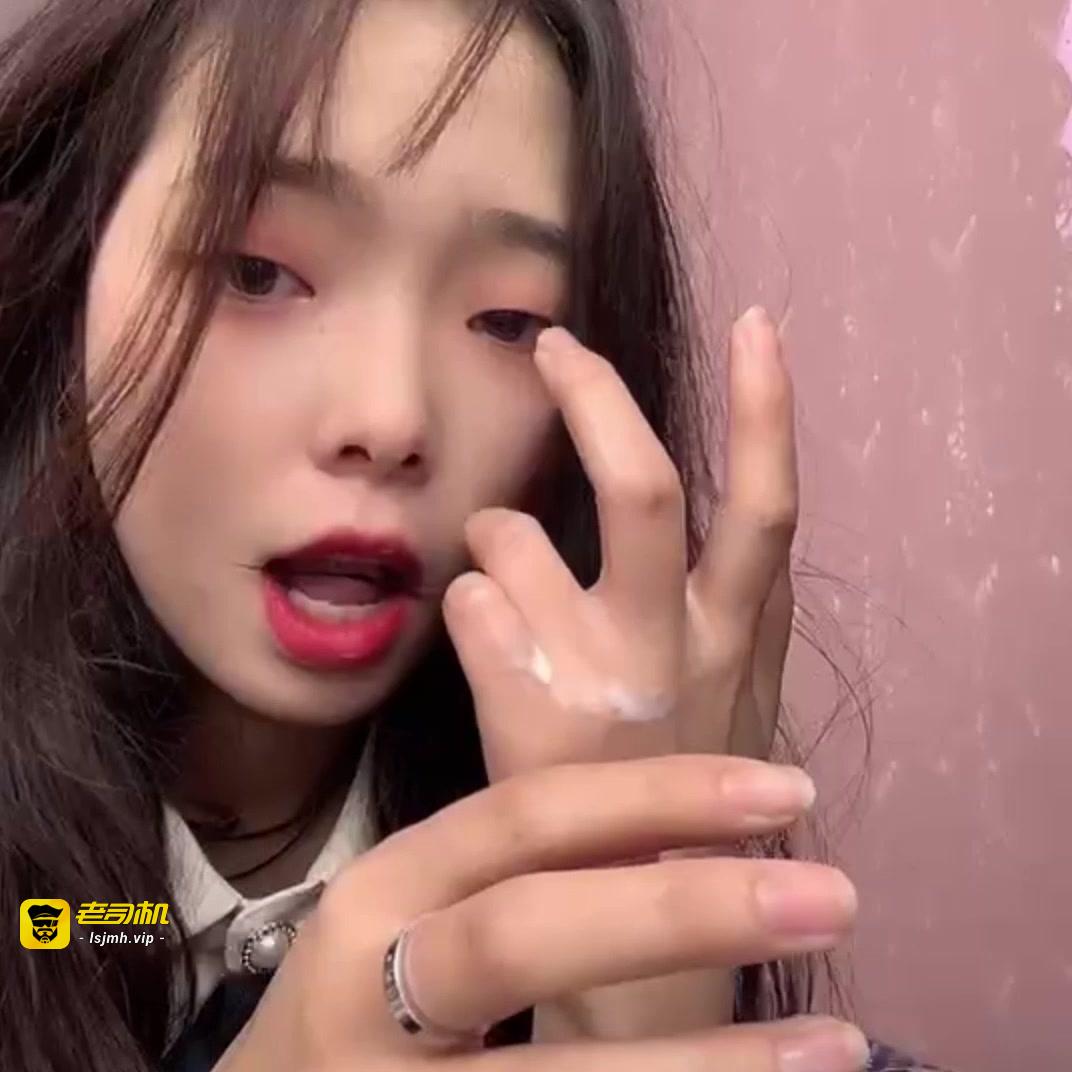 色女舔满满白色液体 预览截图 9