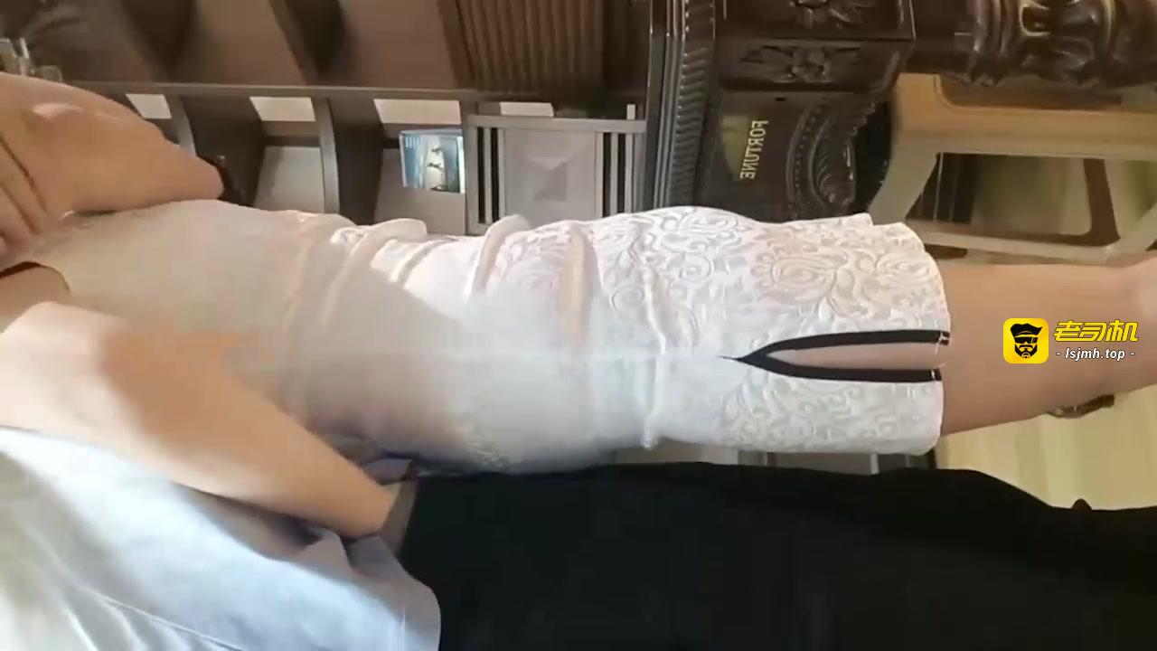 穿着旗袍的雪姨被我在桌子上沙发上猛操内射1 预览截图 3