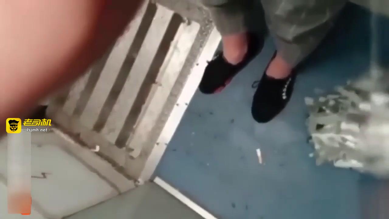 真实勾引啊!女主播在火车上随机勾搭了男乘客 预览截图 2