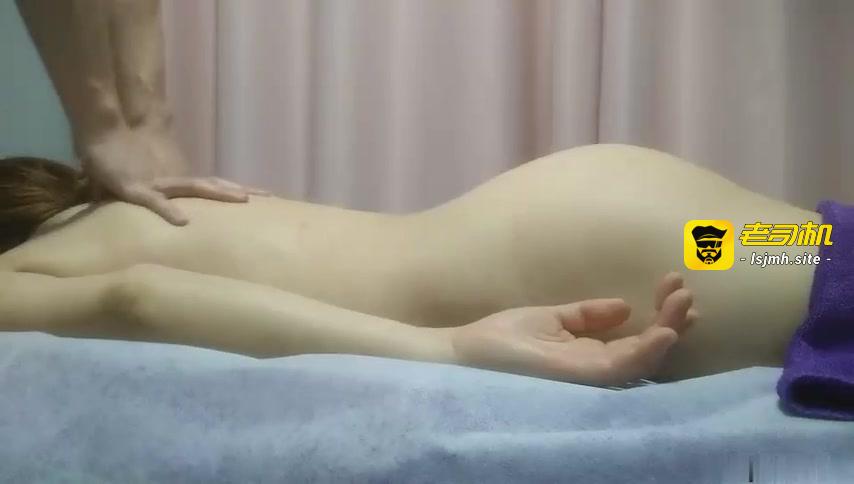 【专业男技师】SPA养生馆，翘臀小骚货全身按摩，特写视角手指扣穴，振动棒伺候，按摩床上来一发 预览截图 1
