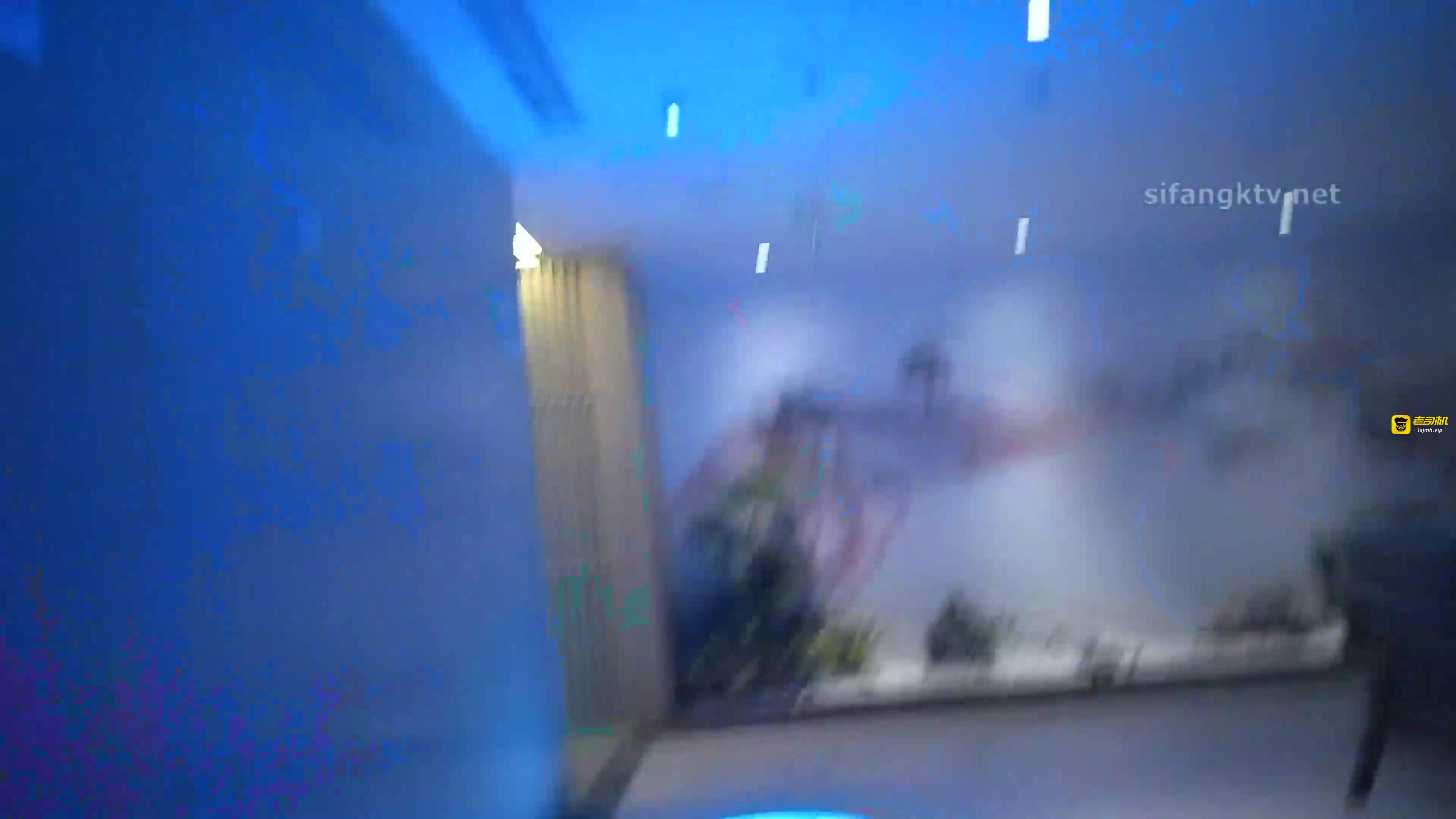 贵在真实，女人坑女人！休闲洗浴酒店女宾换衣淋浴区内部春光，毛茸茸阴毛直怂镜头上，极品巨乳弹性十足 预览截图 4