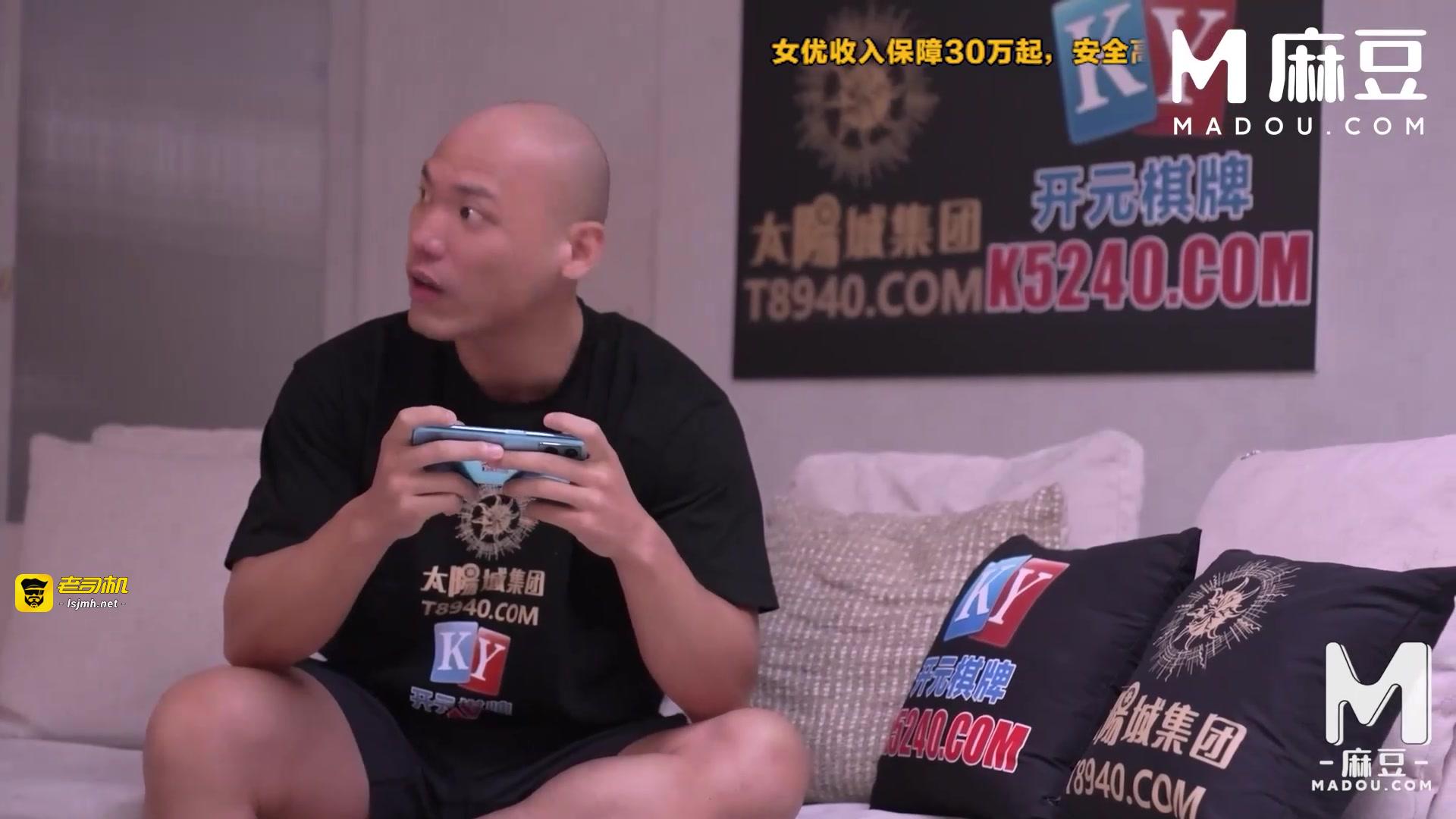 下药迷奸老婆的瑜珈老师，风雪交插喜淫冬 MCY-0126 预览截图 2