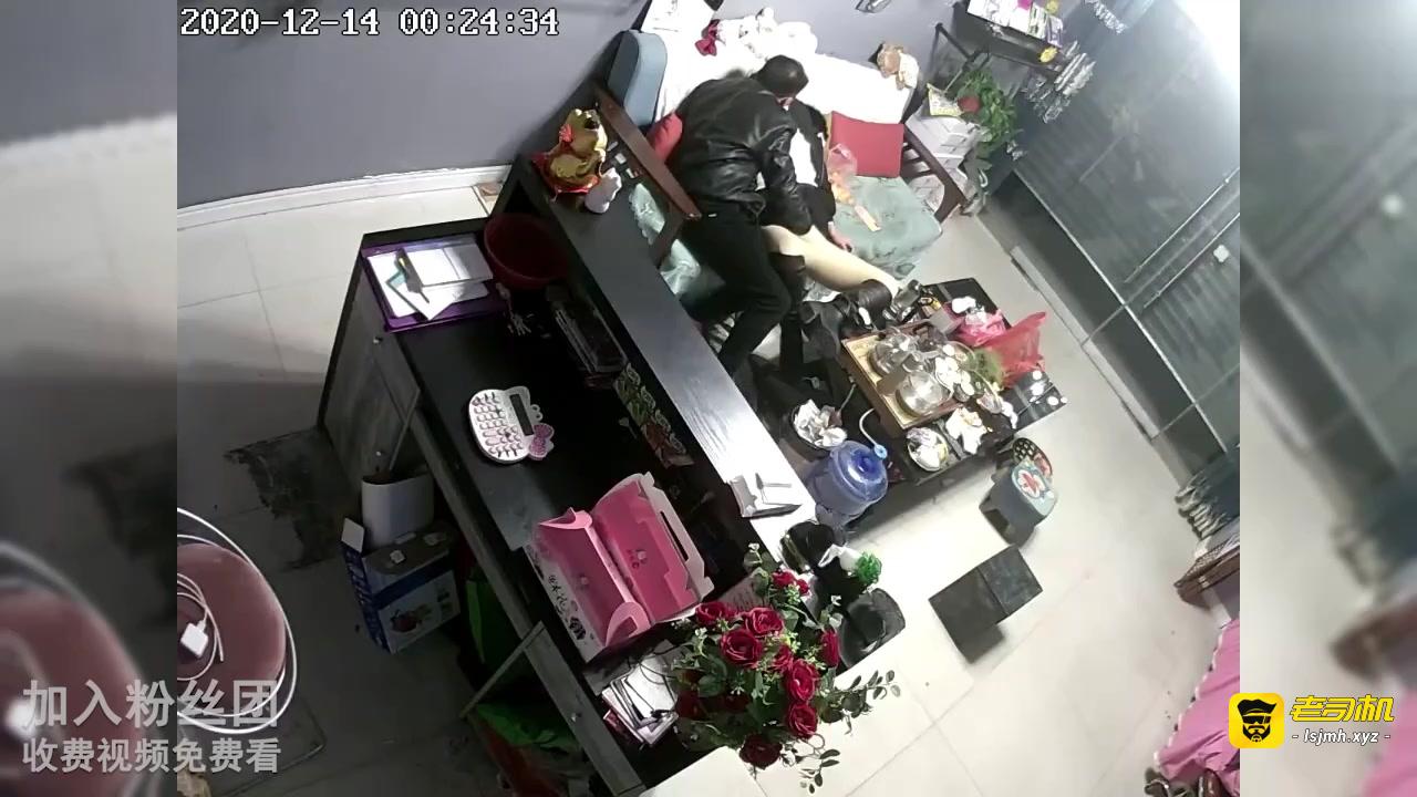 花店老板娘勾引姐夫乱伦.被姐撞见支开姐姐继续插嘴口爆 预览截图 3