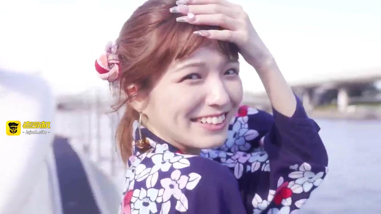 穿着浴衣笑容满面地来到约会地点,原本以为她和以前一样,但偶尔展现出的样子却莫名地成熟美丽,她说「你还把我当小孩吧?」突然被亲吻,然后滚到预订好的饭店,直到早上都疯狂地中出 仓本蓳 HMN-787 预览截图 1