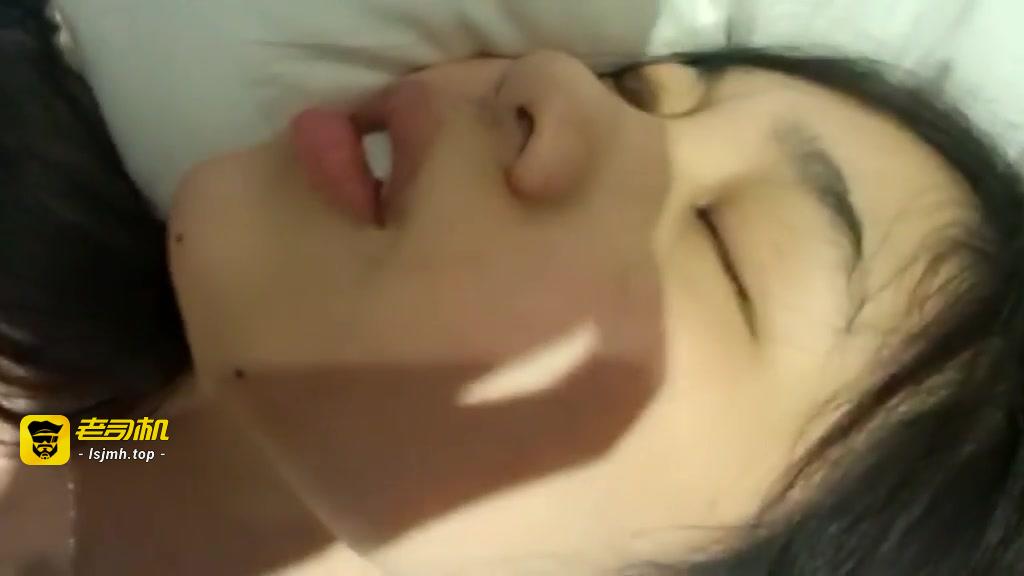 【18岁高二大奶少女被表哥狂插到失神】肏得多了!屄都被操黑了! 预览截图 4