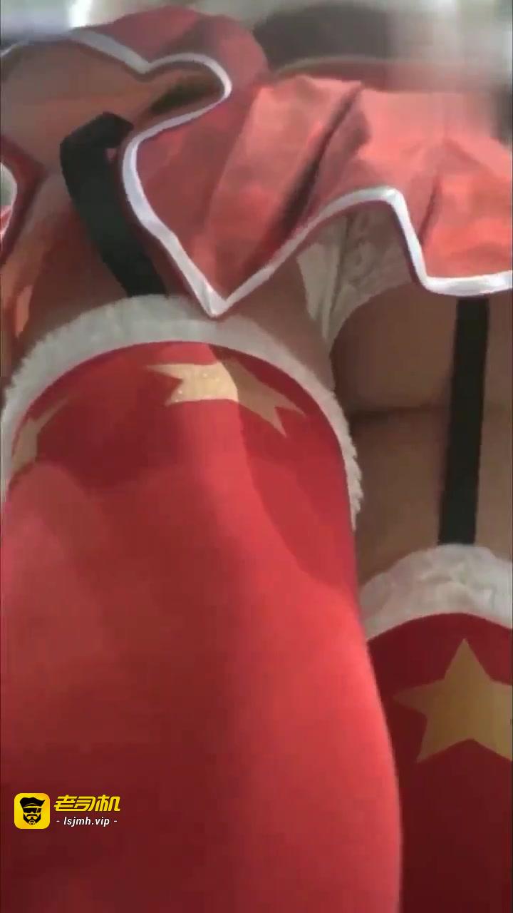 【户外抄底】买奶茶的制服短裙高颜值反差气质美女，直接被色狼偷拍有意露出来给大家看似的 预览截图 2