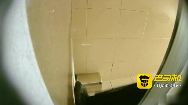 【商场厕拍】被个机灵妹子凑过来看镜头吓出一身冷汗 预览截图 10