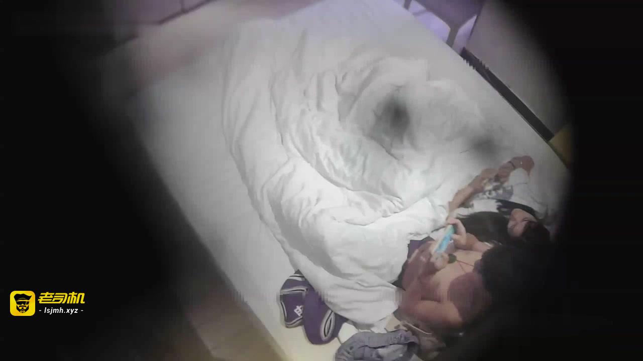 1-(下)大学城附近 大学生情侣暑假厮混一边玩手机一边啪啪连杆妹子两炮 预览截图 10