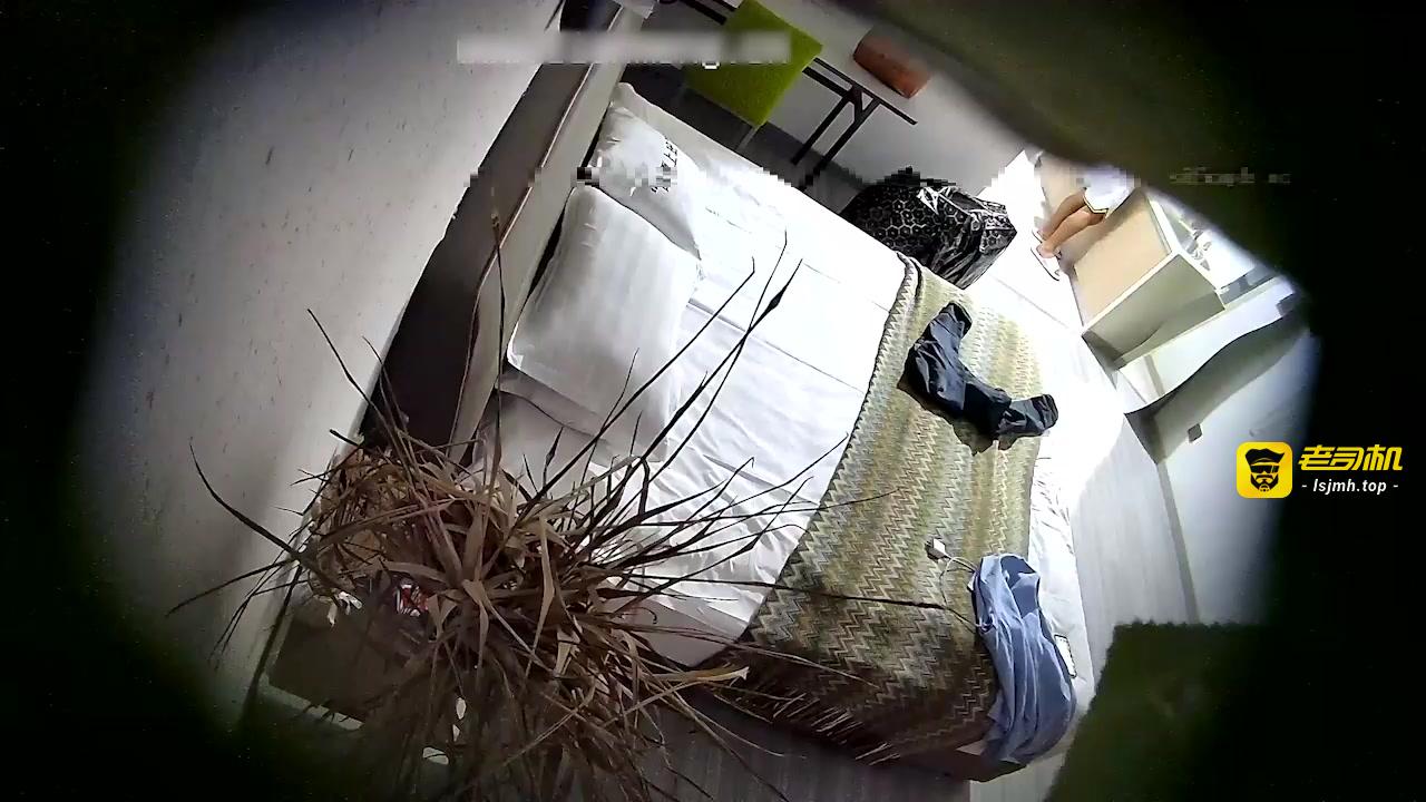 1-高冷美妞半推半就笑着被老哥扯下小内内在床边草 预览截图 11