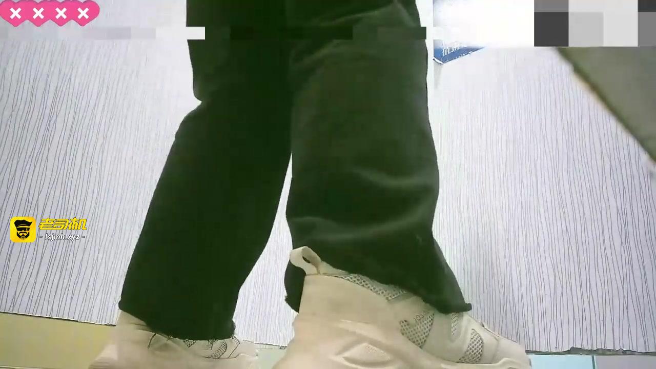 厕拍潜入商场隔板女偷拍顾客尿尿长靴少妇小痔疮 预览截图 11