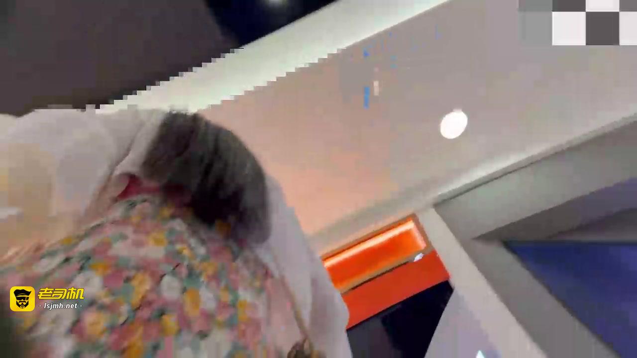【 KFC 】极品JK制服学生妹和闺蜜逛街。肉丝白色窄内 预览截图 1