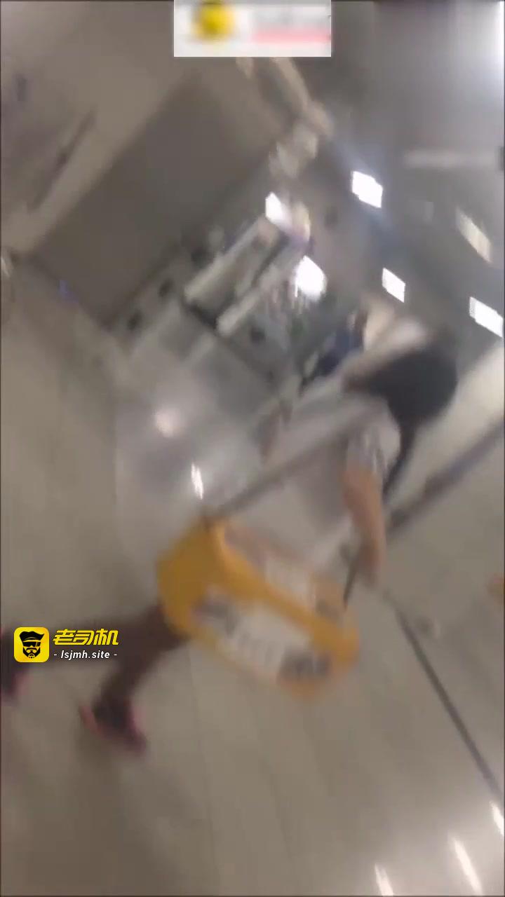 【机场尾随抄底】女神级空姐 撩裙盗摄裙内风光 预览截图 3