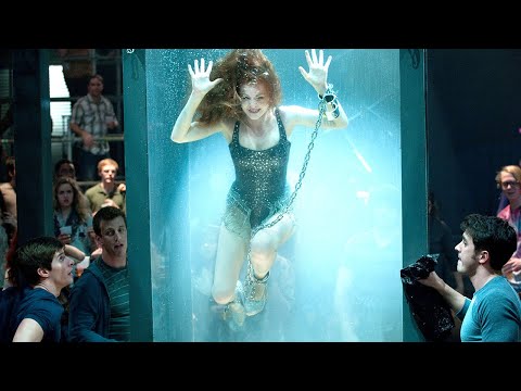 美女魔术师被困水箱，还被食人鱼攻击，结果却是障眼法！《惊天魔盗团》 视频封面