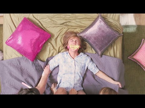 小伙受到天神惩罚，变成了女人，于是他直接去了女生浴室！《女男变错身》 视频封面