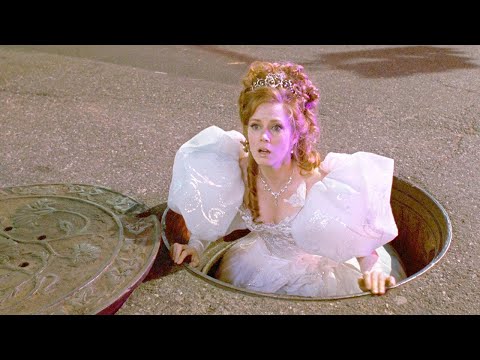 童话公主从下水道，穿越到现实世界，不嫁王子只想当后妈！《魔法奇缘》 视频封面