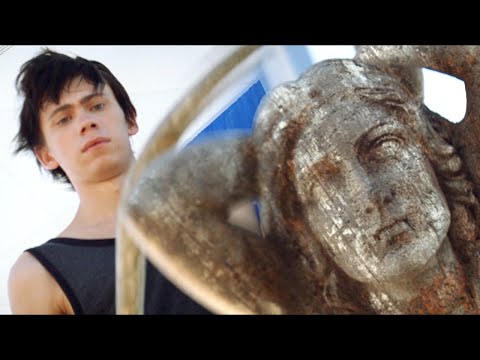 男子买下一条船，没想到船头的雕像是恶灵，全家都遭了殃！《玛丽号》 视频封面