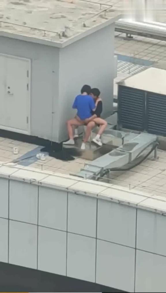 天台门事件中学情侣翘课跑到商场天台啪啪解锁各种姿势围观吃瓜群众看得口干舌燥! 预览截图 2