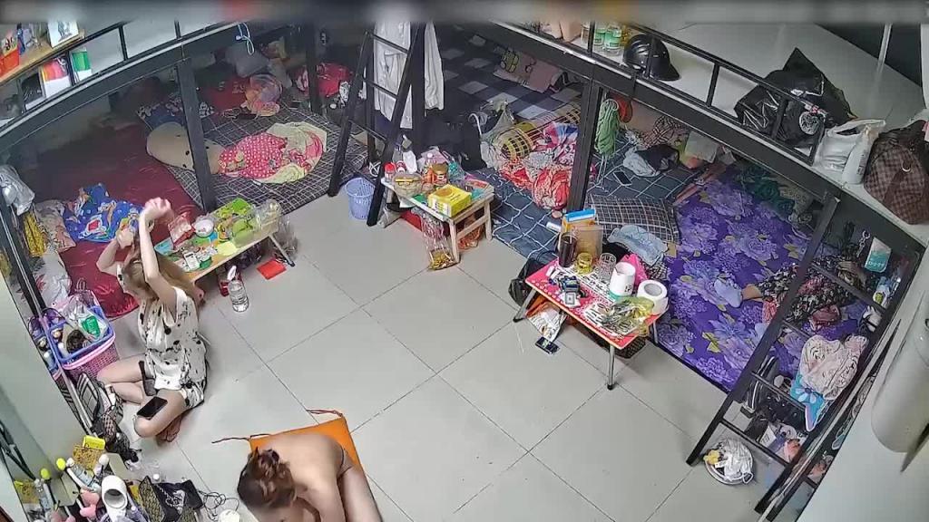 【摄像破解】女生宿舍一览无余，少女全裸曝光涂身体乳 预览截图 7