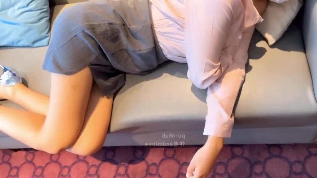 售楼小姐勾引客户的大肉棒慢慢的调教 预览截图 3