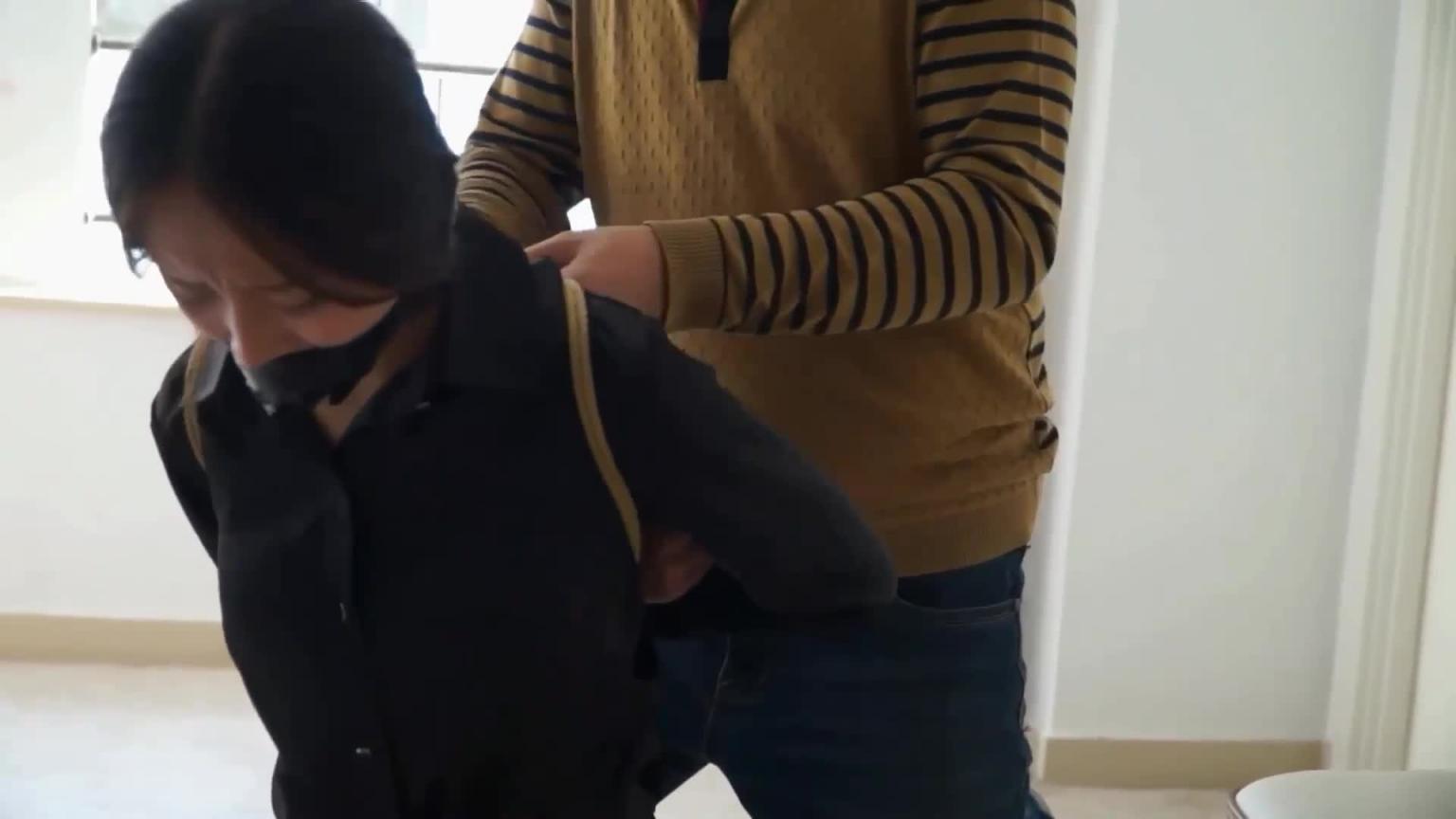 强盗入侵强奸 咬黑丝捆绑姐妹沦为玩物 预览截图 2