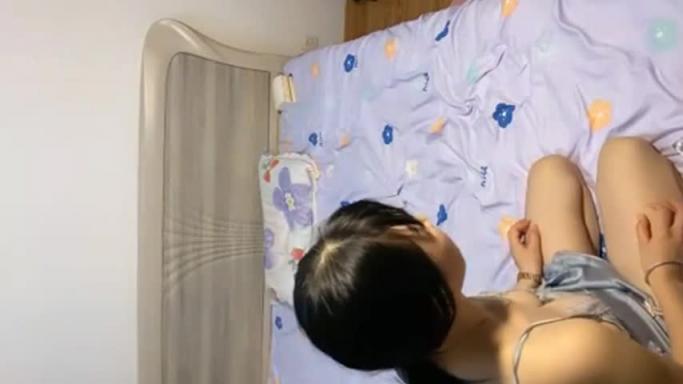 双飞老婆跟小姨子两个人一起给舔鸡巴一个吸屌一个舔蛋轮草抽插① 预览截图 1