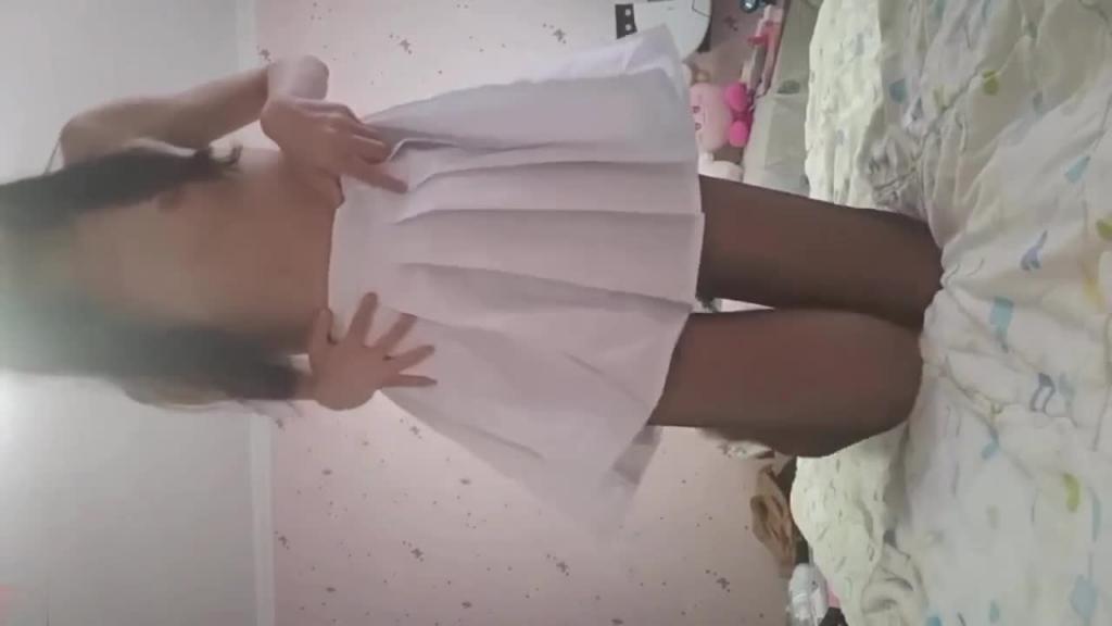 【最新购买二次元美少女】清纯反差高潮脸翻白眼,骚得很 预览截图 3