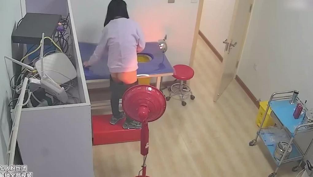【医院监控】少妇医院检查阴道被女医生扒开仔细观察 预览截图 12