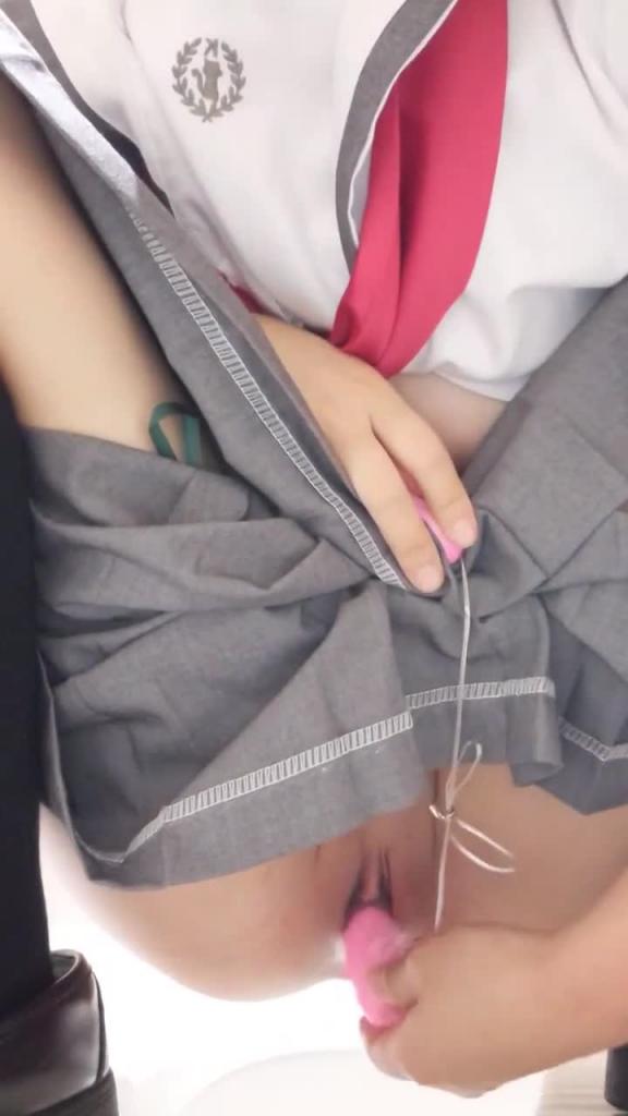 校服妹上厕所偷偷用跳蛋自慰 预览截图 6