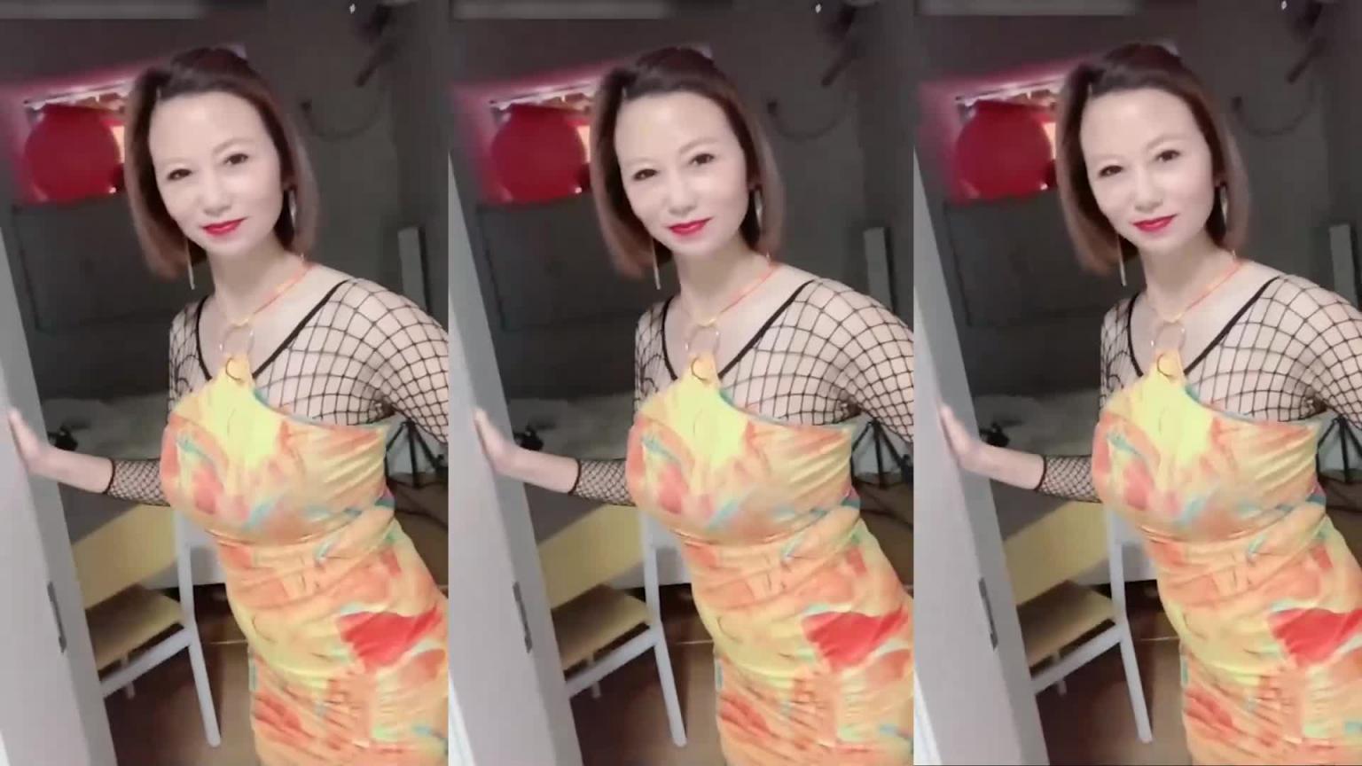 快手主播【十三姨】最新定制大尺度熟女主播道具抠逼裸舞福利 预览截图 1