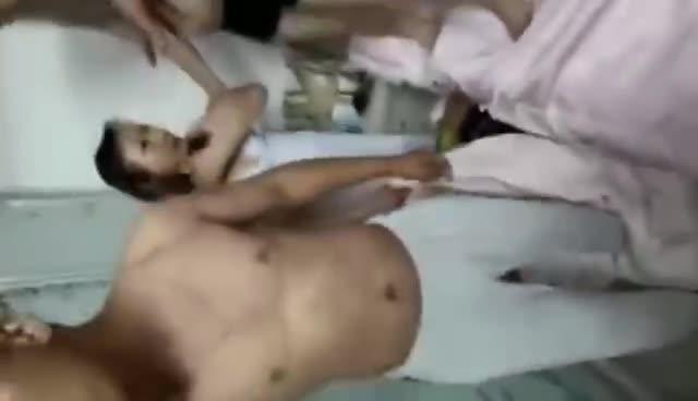 【徐州母子乱伦被捉奸在床】带朋友操妈 预览截图 2