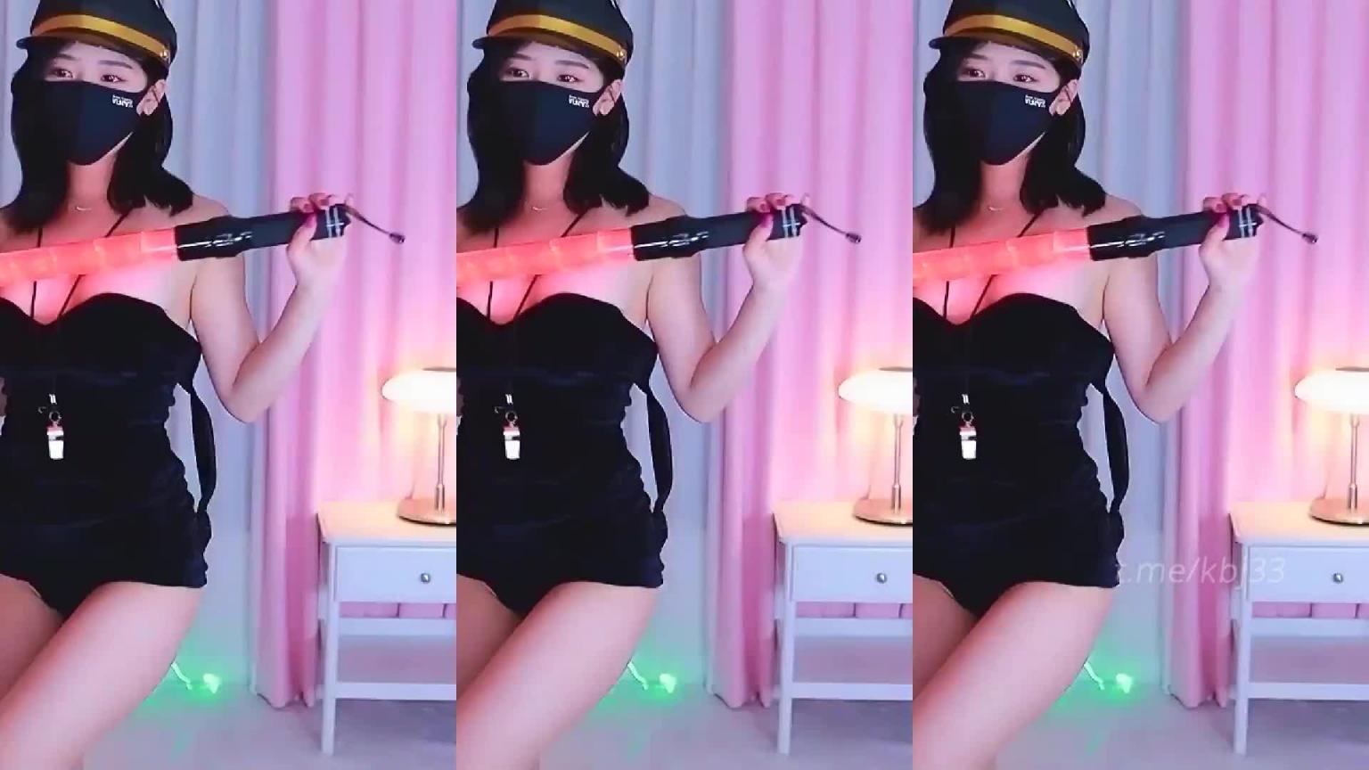 卖弄美乳的骚货 预览截图 2