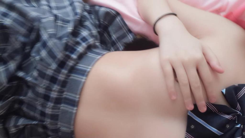 【萌白酱】顽皮学生JK制服自慰 预览截图 7