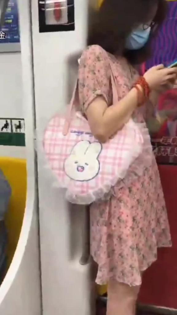 【牛逼大神广州街头偷拍抄底50位美女】美女如云正街大神极限抄底超多气质小姐姐 预览截图 3