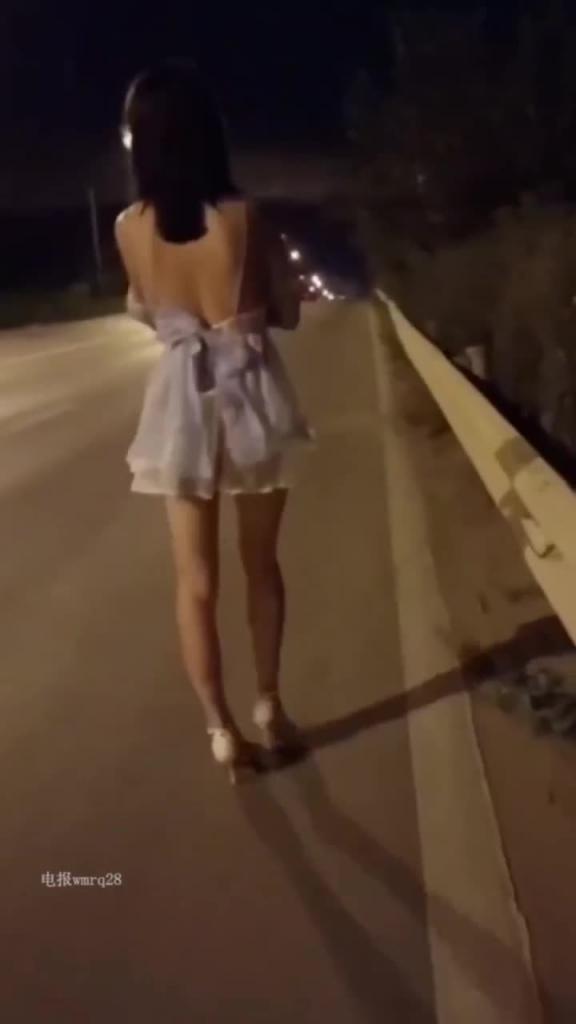 美女户外露出尿尿 预览截图 5