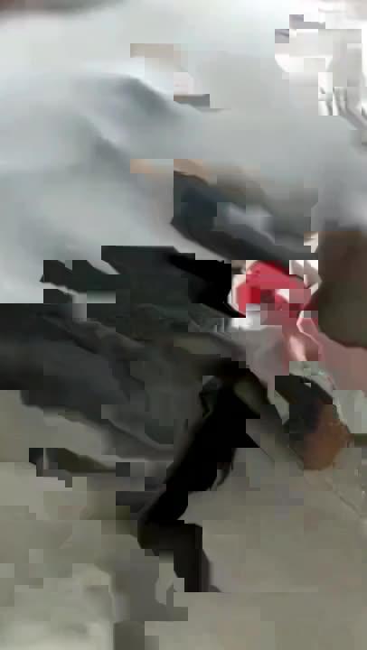 【真实乱伦拒纶剧情】爆操骨子很骚的妈妈双腿夹腰,激励撕址一番!被征服胯下,内射收尾 预览截图 3