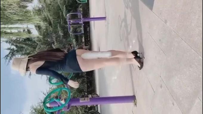 凹凸身材网红主播挑战户外露出 预览截图 11